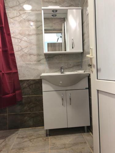 乌雷基Hotel Mirage Ureki的浴室设有白色水槽和镜子