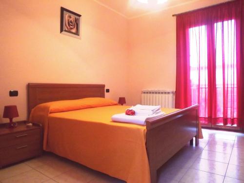 塞斯托-圣乔凡尼阿非塔卡米尔博尼旅馆的一间卧室设有一张大床和一个窗户。