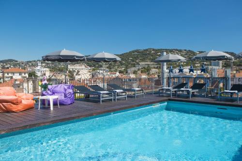 Best Western Plus Cannes Riviera内部或周边的泳池
