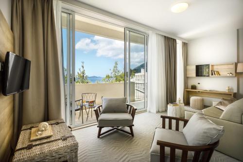 布尔纳阿米尼斯鲁姆酒店的带沙发和大窗户的客厅