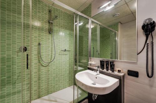 JR Hotels Bologna Amadeus的一间浴室