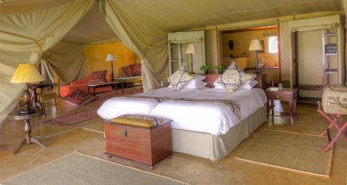 OlolaimutiekEntumoto Main Camp的帐篷内一间卧室,配有一张床