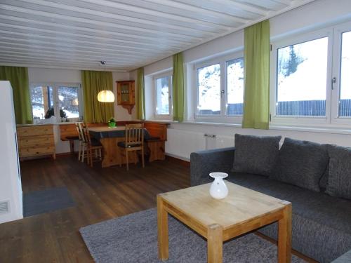 玛丽亚阿尔姆Alpine Cottage Salzburg的客厅配有沙发和桌子