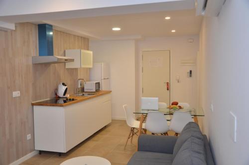 瓦伦西亚Bet Apartments - Abastos的厨房以及带沙发和桌子的客厅。