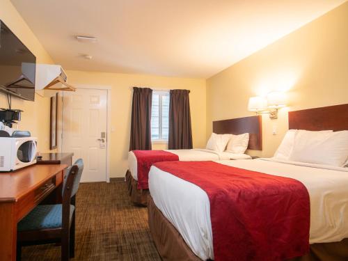 坎卢普斯金丝汽车旅馆 的酒店客房配有两张床和一张书桌