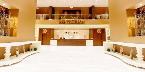 巴统Euphoria Batumi Convention & Casino Hotel的一间大型大堂,在商店里设有柜台