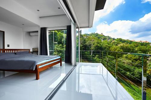 班邦宝villa Siam View Samui的阳台卧室(带一张床)