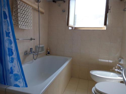 AmaroniCasa Elena的带浴缸、卫生间和盥洗盆的浴室