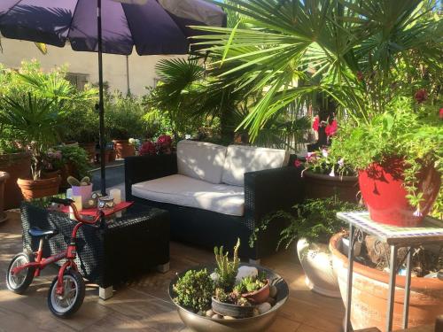 阿科Guest House Santiago的一个带植物和沙发的庭院和自行车