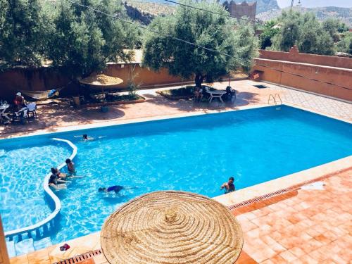奥佐德法国橄榄树瀑布酒店的游泳池的顶部景色,里面的人