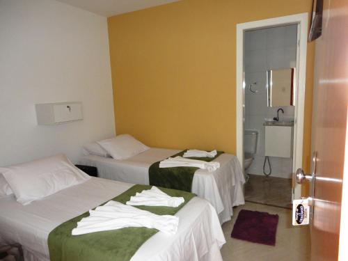 萨尔瓦多Pousada Pedacinho da Bahia的酒店客房带两张床和一间浴室