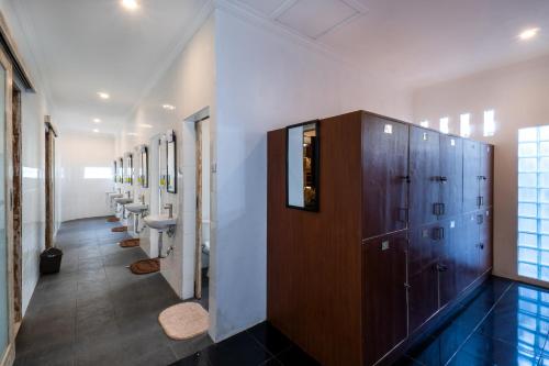 蓝梦岛努家鼎民宿的浴室设有一排盥洗盆和卫生间