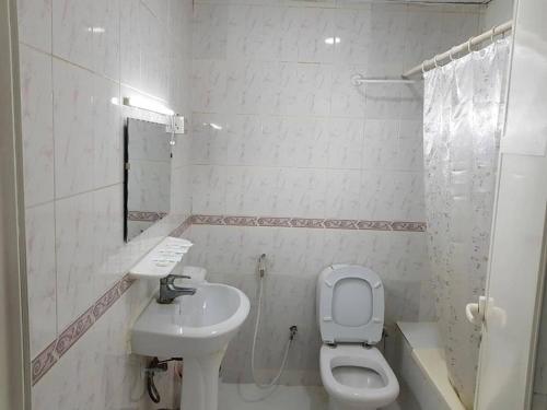 沙迦索菲亞酒店的白色的浴室设有卫生间和水槽。
