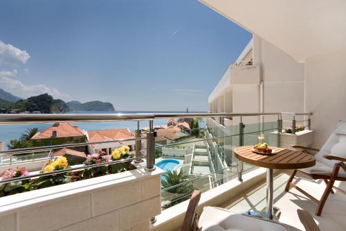 佩特罗瓦纳莫鲁蒙特卡萨健康及SPA酒店的享有水景的阳台