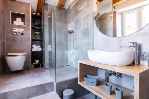 斯普利特Luxury Apartment Sea View的一间带水槽和淋浴的浴室