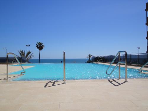 福恩吉罗拉安吉拉成人推荐酒店的一个拥有蓝色水和棕榈树的空游泳池