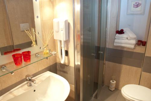 克拉维埃Hotel Ristorante Il Principe的带淋浴、盥洗盆和卫生间的浴室