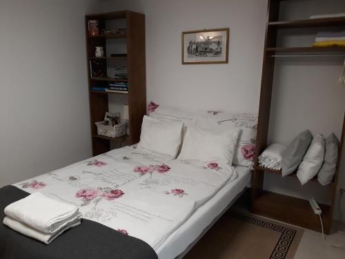 克拉科夫Studio的一间卧室,床上有粉红色的鲜花