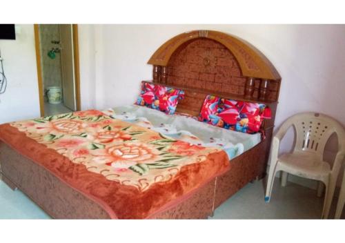 布什格尔Peaceful Palace in Pushkar的一间卧室配有一张大床和木制床头板