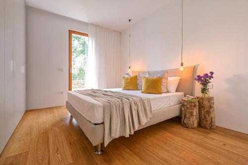 罗维尼Casa Vari的卧室配有一张带黄色枕头的大型白色床。