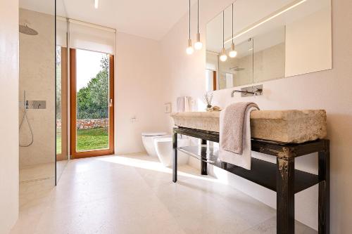 罗维尼Casa Vari的一间带水槽和卫生间的浴室