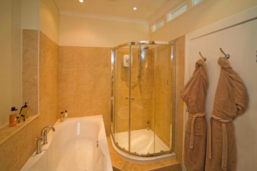 梅尔福特湖酒店的一间浴室