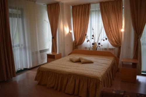 斯莫梁Guest Rooms Waterfall的一间卧室配有一张带两个枕头的床
