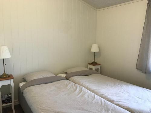 斯塔德Apartments in Svarte的配有两盏灯的小房间内的两张床
