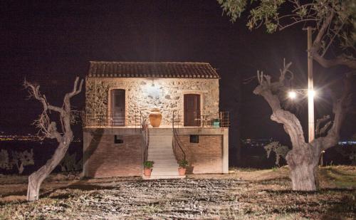 San Demetrio CoroneLa Giara B&B的夜间有街灯的小石头房子
