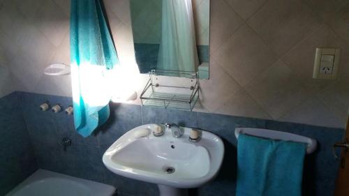 科隆El Aura的一间带水槽、卫生间和镜子的浴室