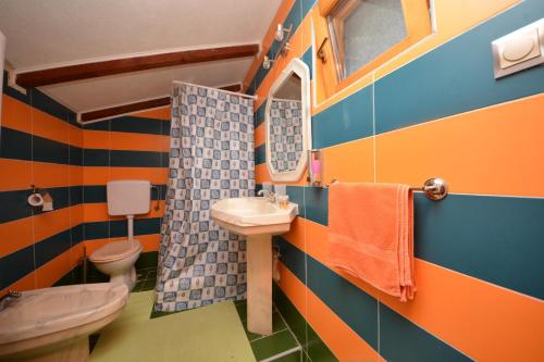 比哈奇Villa Una Dvoslap的色彩缤纷的浴室设有水槽和卫生间