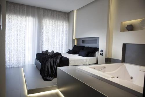 那不勒斯Crystal skyline neapolis的一间卧室配有一张床和浴缸