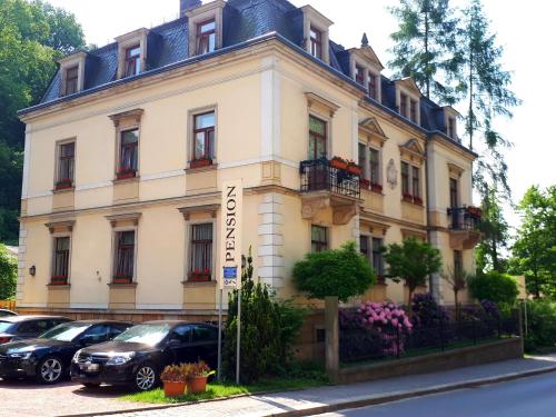 德累斯顿罗西维兹酒店的前面有汽车停放的建筑