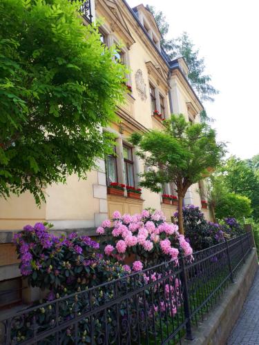 德累斯顿罗西维兹酒店的建筑物前有花的围栏
