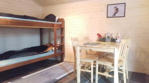 基律纳JVT Cabins的客房设有桌子和双层床。