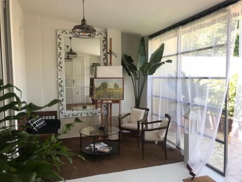 马丁纳弗兰卡CasaMia的客厅配有镜子和桌椅
