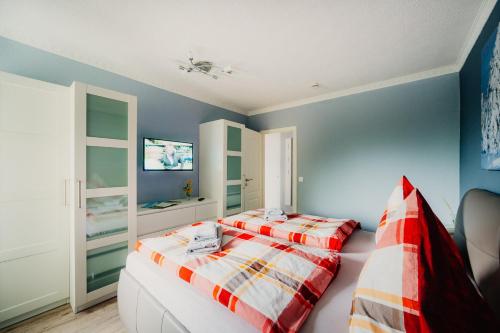 布劳恩拉格Hexe II的一间卧室配有两张床和一台平面电视