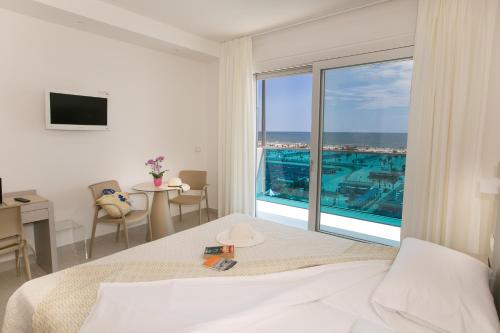 索托马里纳皮内塔酒店的一间卧室配有一张床,享有游泳池的景色