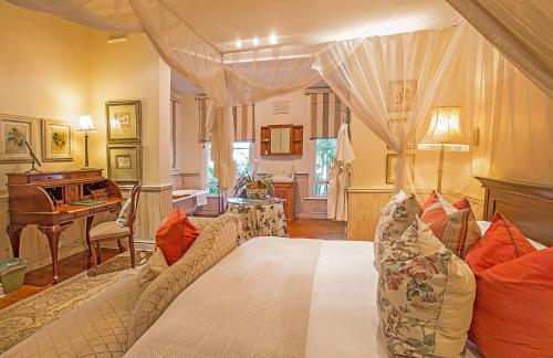 德班戈布尔棕榈宾馆及休闲度假村的一间卧室配有一张床和一架钢琴