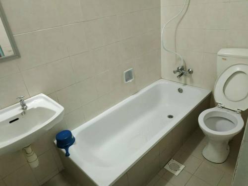 马六甲古城酒店的带浴缸、卫生间和盥洗盆的浴室