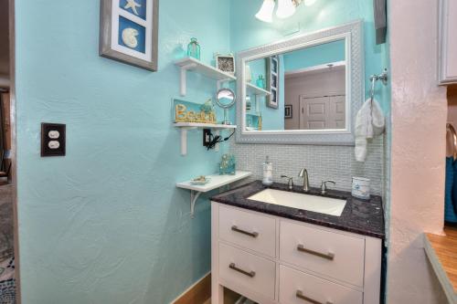 代托纳海滩Daytona Beach studio condo with beautiful Ocean view的一间带水槽和镜子的浴室