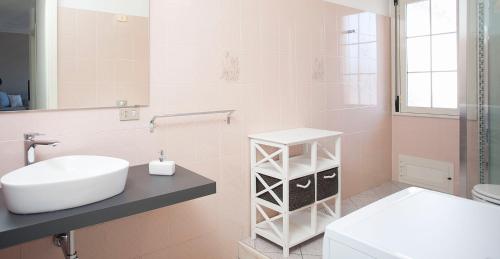 普拉La Casa di Mattia的一间带水槽、卫生间和镜子的浴室