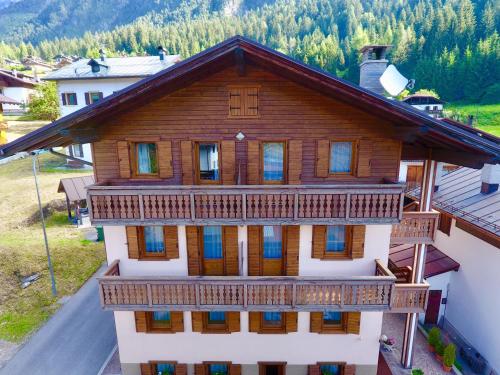 奥伦佐卡多利Ajarnola Locazioni Turist的享有大型木制房屋空中景致,设有阳台。