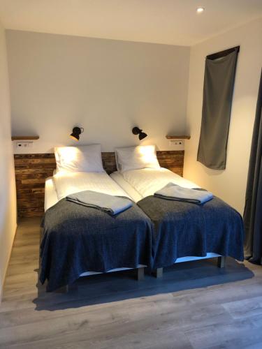 Hrafnavellir海如沃乐住宿加早餐旅馆的一间卧室配有带2个枕头的床