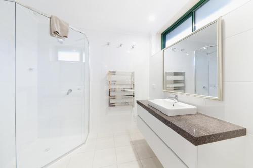 布勒山阿尔贝格山布勒酒店的白色的浴室设有水槽和镜子