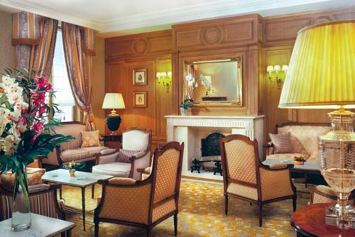 巴黎巴黎梅费尔酒店的客厅配有家具和壁炉