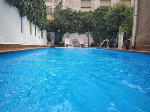 格拉纳达Apartamentos Lara的大楼里一个蓝色的大泳池