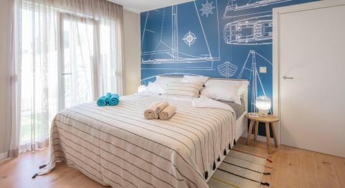 木洛希尼Nikky’s BLUE DREAM Apartment的一间卧室配有一张床,上面有两条毛巾