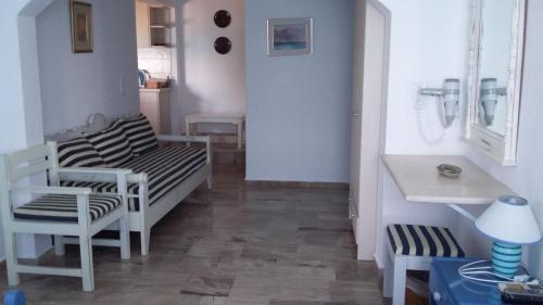 伊罗达伊罗达卡沃斯湾公寓的一间设有两把椅子、一张床和一张桌子的房间