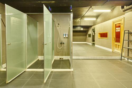 高雄单人房住宿空间 - 高雄林森馆的带淋浴的浴室和玻璃门